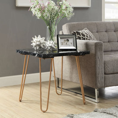 Table d'appoint carrée contemporaine en marbre noir avec pattes en métal doré, idéale pour le salon. Surface luxueuse de 56 cm de profondeur et pieds tubulaires, hauteur 53 cm.