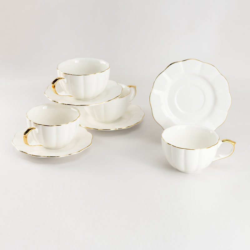 Tasse à thé et soucoupe festonnée