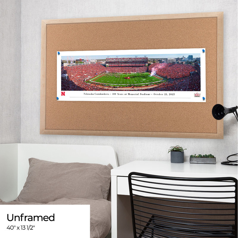 Nebraska Cornhuskers - 100 Years At Memorial Stadium - 21 octobre 2023 sur papier, H 13,75 po x l 40,25 po x P 0,88 po