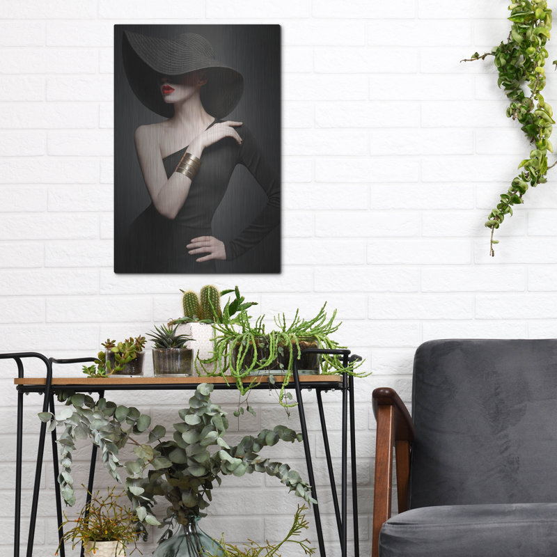«Lady In Black» par Luxe, H 16 po x l 12 po