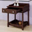 Table de chevet avec tiroir, tablette ouverte, pieds tournés et poignée en métal, design rétro pour la chambre à coucher