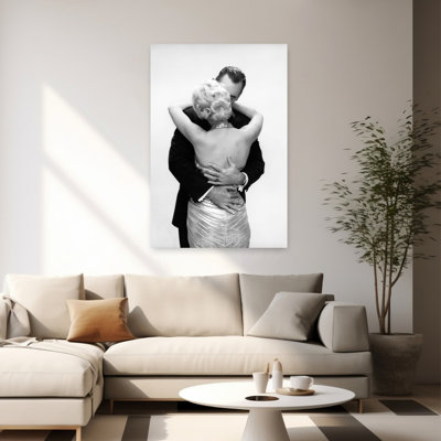 1950S 1960S Kissing Couple, femme blonde sans dossier, robe de soirée en satin