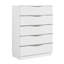 Luxueuse commode à cinq tiroirs avec panneau blanc texturé et poignées élégantes Glam Finish