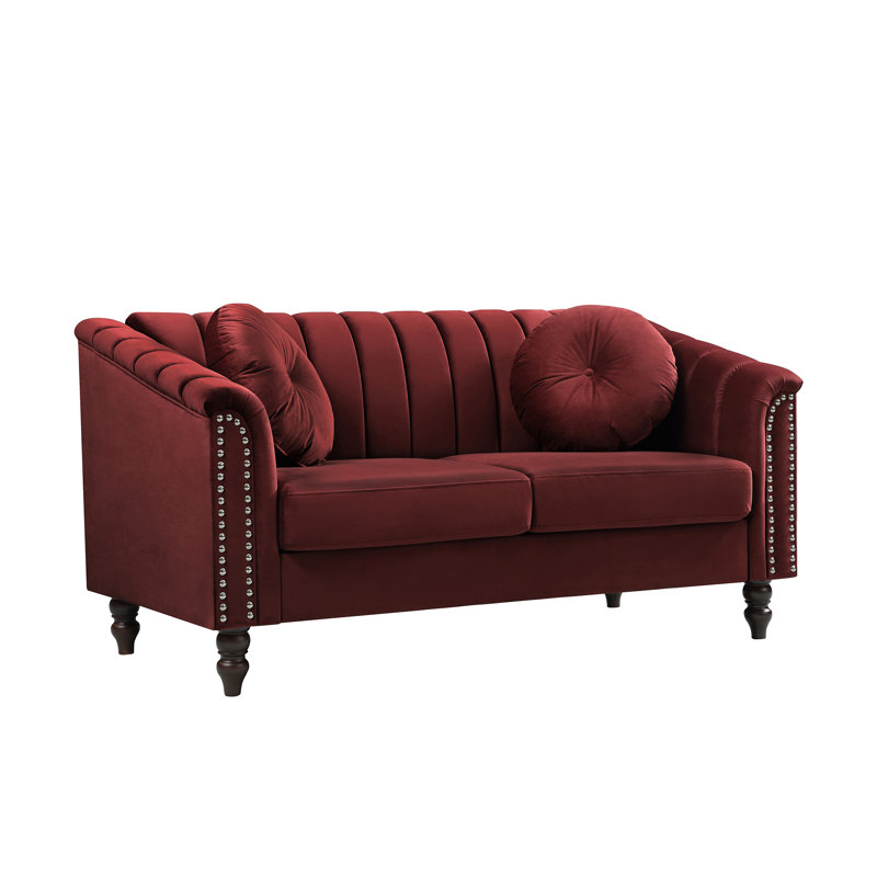 Canapé deux places en velours de 152 cm de large avec accoudoirs arrondis, capitonné et orné de clous décoratifs., Rouge