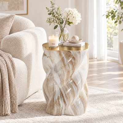 Table de bout moderne avec plateau en acier inoxydable doré, table d'appoint en faux marbre pour le salon / chambre d'amis / chambre à coucher