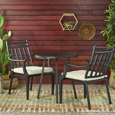 Bistro d'extérieur: fer noir, coussins d'eau, conception pratique en métal avec coussins pour la fête de jardin