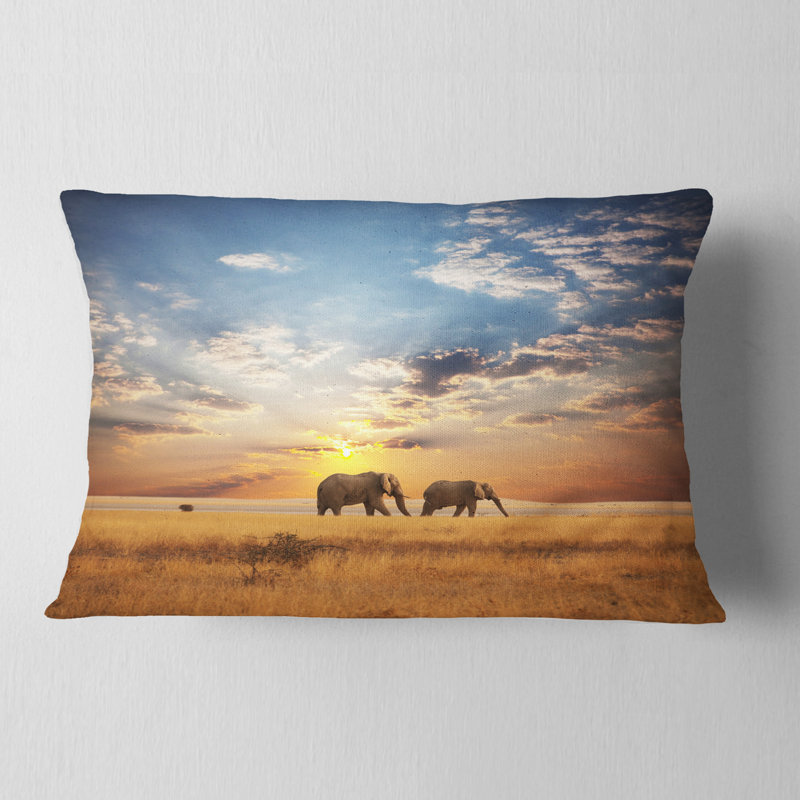 Oreiller éléphant animal marchant le long d'une rivière, Rectangulaire, 12 po x 20 po