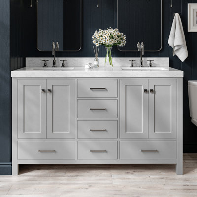 Meuble-lavabo double Cambridge 60 po en bois massif gris, avec comptoir en marbre de Carrare de 2 po et lavabo rectangulaire centrale.