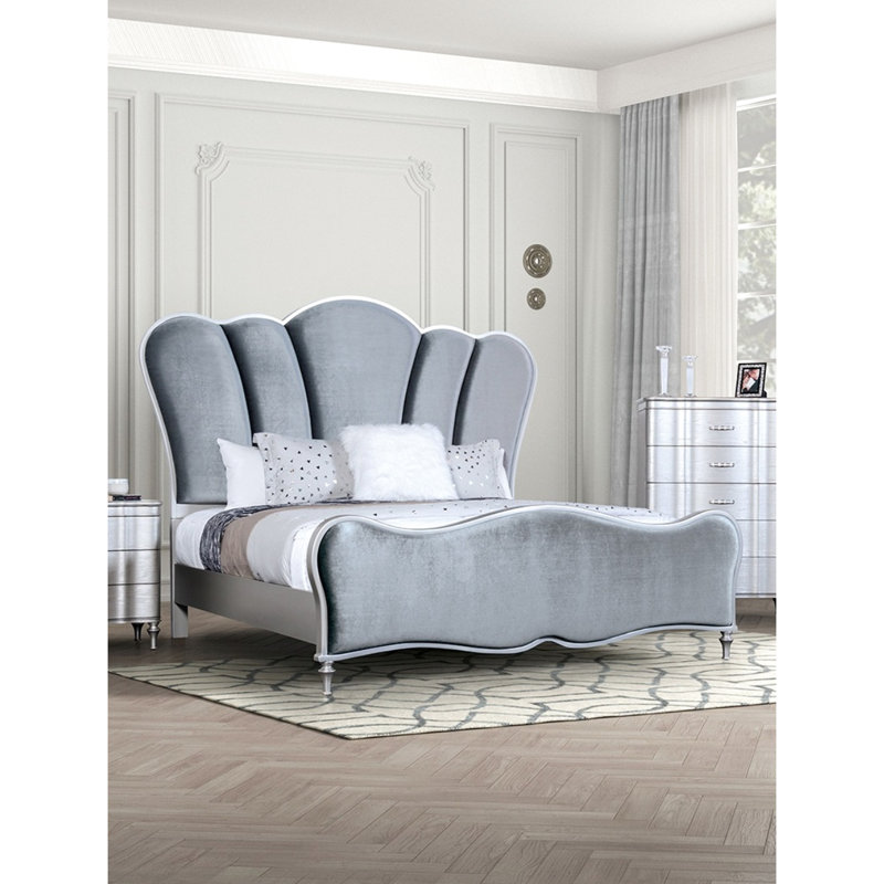 Structure de lit pour grand lit en tissu argenté avec tête de lit matelassée et pied en bois tourné pour chambre à coucher de style refuge