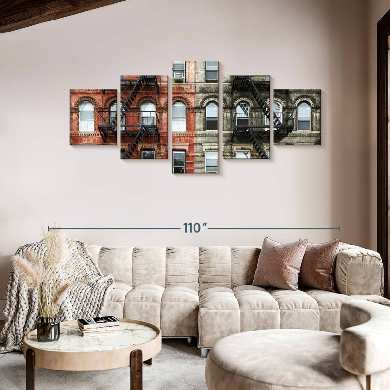 Immeuble d'appartements à New York, H 42 po x l 92 po