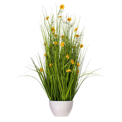 Cosmos jaune artificiel en pot et herbe verte.