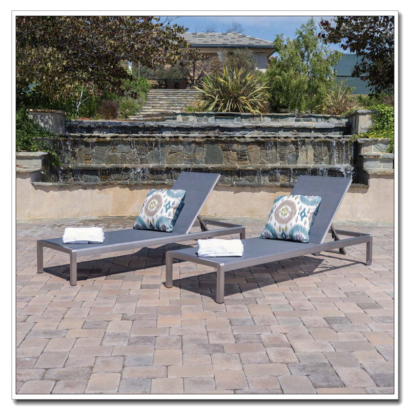 CHAISE LUNGE