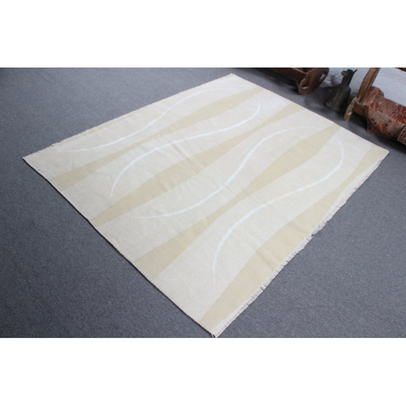 Tapis turc beige à motif de vagues et de tons neutres pour un décor minimaliste moderne et élégant