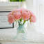 Arrangement floral en soie dans un vase-2100749173