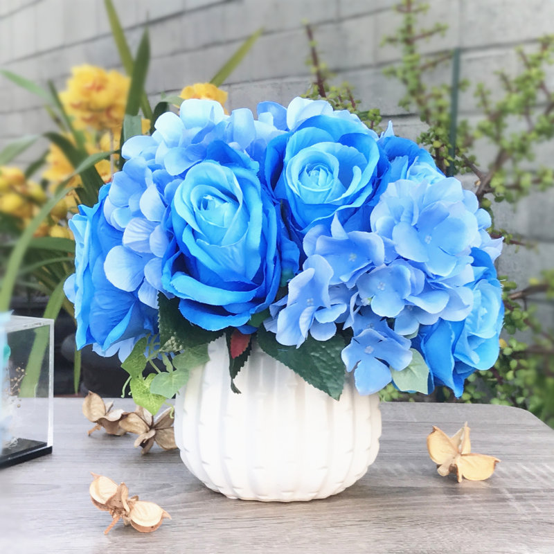 Agencements de fleurs mélangées artificielles en vase, Bleu