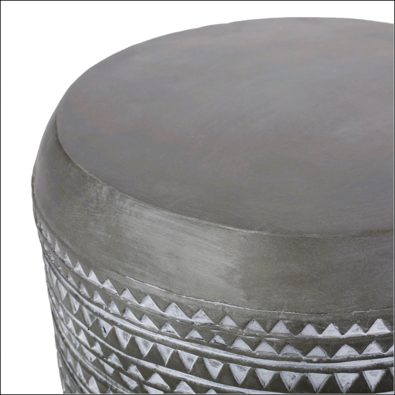 Table d'appoint d'extérieur en béton léger au design triangulaire, parfaite pour la décoration de patio et de jardin