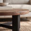 Table basse ronde en bois de noyer massif Harlow-848576168