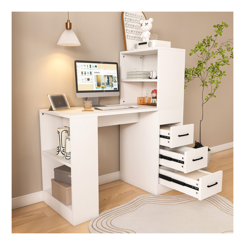 Bureau d'ordinateur blanc avec prise 4-en-1, bureau avec 3 tiroirs coulissants et 4 niveaux de rangement, le bureau en bois convient à une variété d'endroits