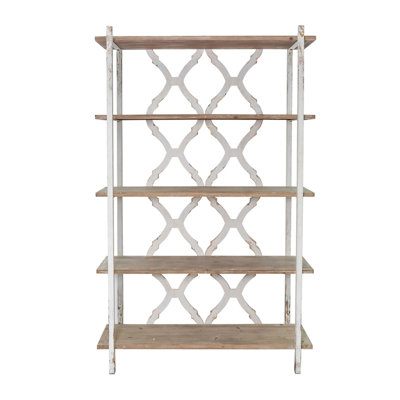 Étagère en bois vieilli à cinq niveaux avec un design ajouré ornemental pour les besoins de rangement et d'exposition dans une maison rustique