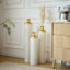 Ensemble de vases modernes en forme de gouttelettes en métal avec une finition blanche élégante, des hauteurs à trois niveaux et une surface émaillée de qualité supérieure pour une décoration intérieure élégante.