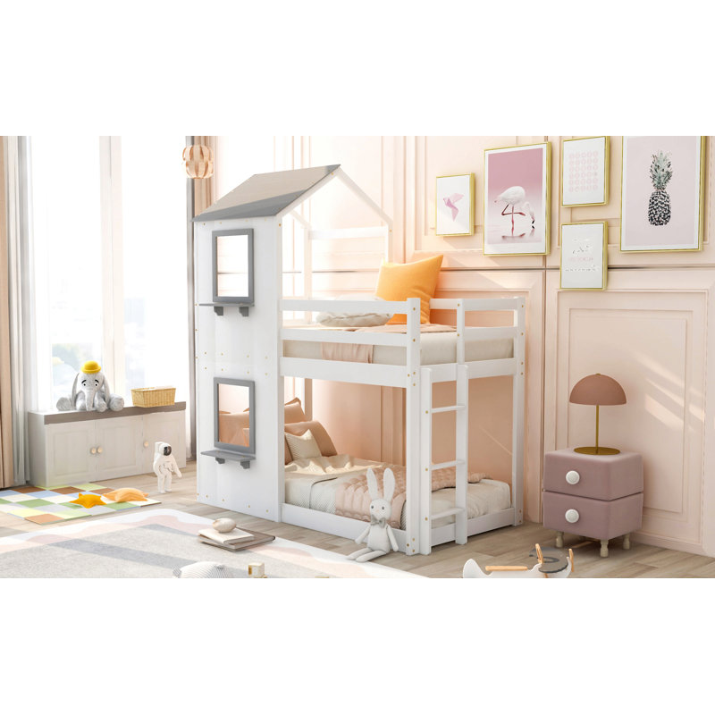 Lit superposé simple au-dessus d'un lit simple en bois avec toit, fenêtre, garde-corps et échelle