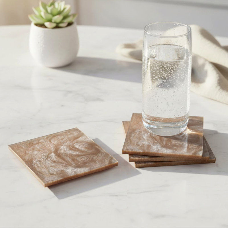 Sous-verres carrés en résine nusteel de 4 po (ensemble de 4, brun) - Fabriqués à partir de résine de luxe, ces sous-verres carrés offrent une touche moderne au design traditionnel. Leur fabrication durable protège vos surfaces, tandis que le ton brun s'harmonise à tout décor.