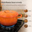 Cocotte ronde en fonte émaillée orange de 5 pintes avec gants résistants à la chaleur et dessous de plat-133895459
