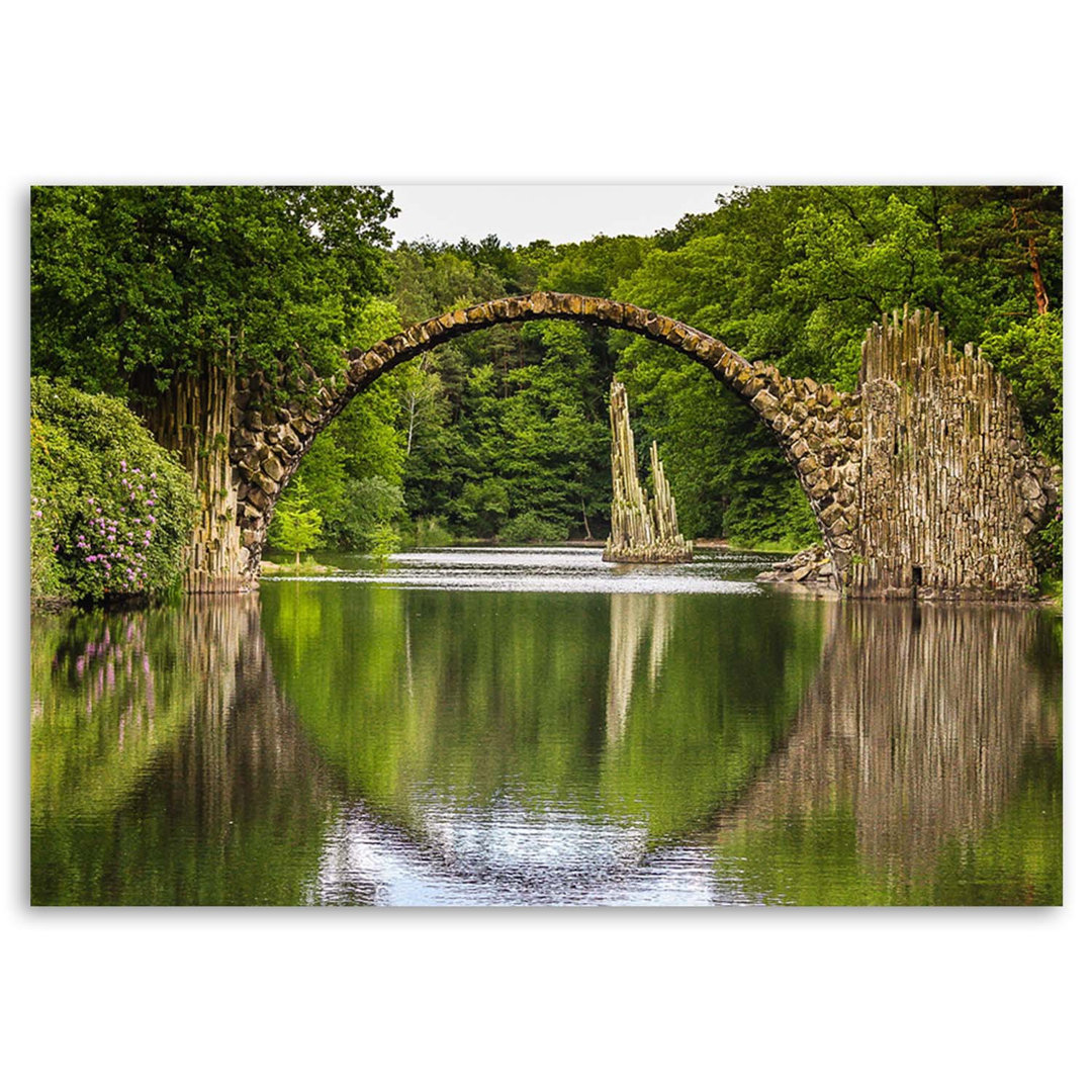 Leinwandbild Die gewölbte Brücke über den See