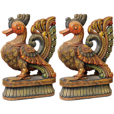 Une paire de paons: sculptures sur bois