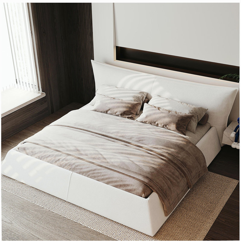 Très grand lit plateforme tapissier avec tête de lit en velours de forme spéciale, structure en métal et bois massif, beige / blanc