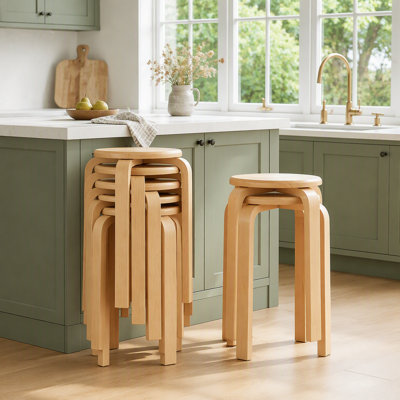 Ensemble de 4 tabourets gigognes ronds empilables en bois cintré de 18 pouces avec patins en feutre antidérapants pour salles de classe et salles à manger, finition naturelle