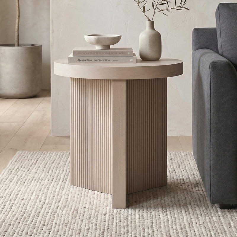 Table d'appoint ronde cannelée de 22 po avec base piédestal en aulne blanc Holm | Table d'appoint Mid-Century moderne pour le salon ou la chambre à coucher 