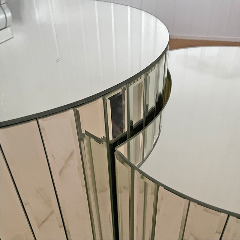 Table basse en verre miroitant avec surfaces biseautées, finition argentée fraîche pour un canapé de salon moderne