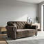 Canapé Chesterfield de 63 po en velours avec garniture cloutée et accoudoirs roulés, canapé de style Mid-Century moderne capitonné avec boutons, brun-128497043