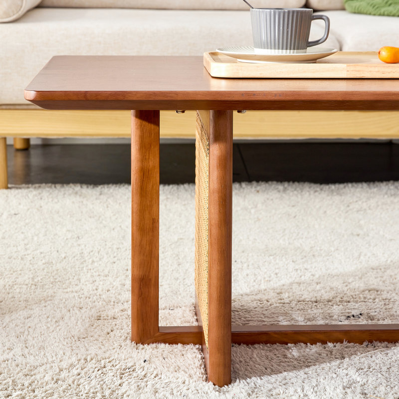 Table basse rectangulaire en bois massif de couleur noyer, idéale pour tout décor de bureau personnel