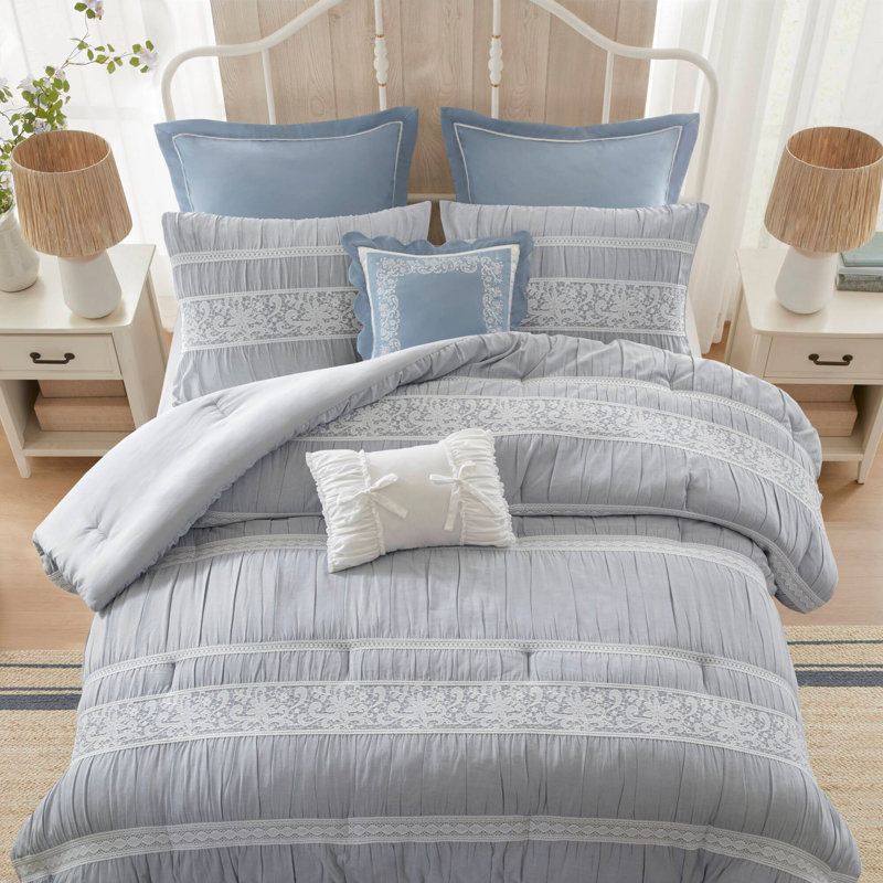 Ensemble d'édredon 7 pièces avec détails en dentelle et taies décoratives assorties, parfait pour une chambre à coucher romantique et élégante