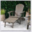 Chaise Adirondack pliable en bois d'acacia avec des lattes traditionnelles, un design rustique et de larges accoudoirs pour un confort extérieur