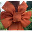 Couronne en ruban de jute orange avec nœud - 25 cm de large, 45 cm de long (longueur des pans), idéale pour la Saint-Patrick, Pâques, le printemps, l'Halloween, l'automne, l'Action de grâce, la décoration de porte d'entrée, le style champêtre, l'été et Noël. Parfait pour la Saint-Patrick, Pâques, le printemps, l'Halloween, l'automne, l'Action de grâce, la décoration de la porte d'entrée, le style champêtre, l'été et Noël.
