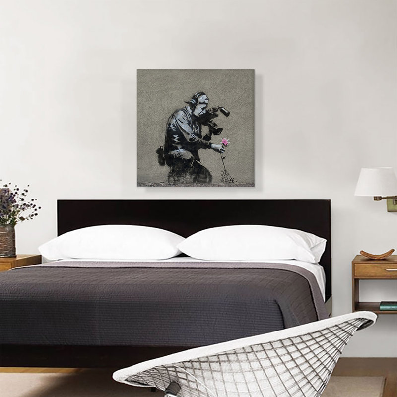 Caméra et fleur par Banksy, reproduction d'art sur toile tendue, H 26 po x l 26 po x P 0,75 po