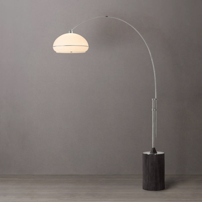 Lampe à arc 92 po Tambo Morelli - acier nickel satiné, base en bois, lucite nickel satiné, à intensité variable