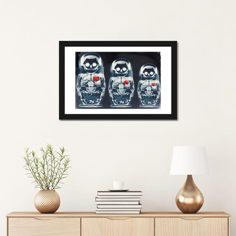 «Nesting Doll», impression sur toile tendue, Blanc, H 24 po x l 32 po x P 1 po, Papier avec cadre noir