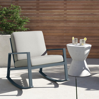 Chaise berçante en métal avec coussins Bia