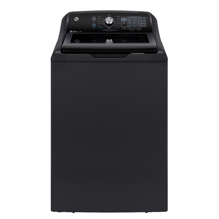 Laveuse à chargement par le haut GE Appliances de couleur noir saphir avec panneau de commande numérique et couvercle en verre.