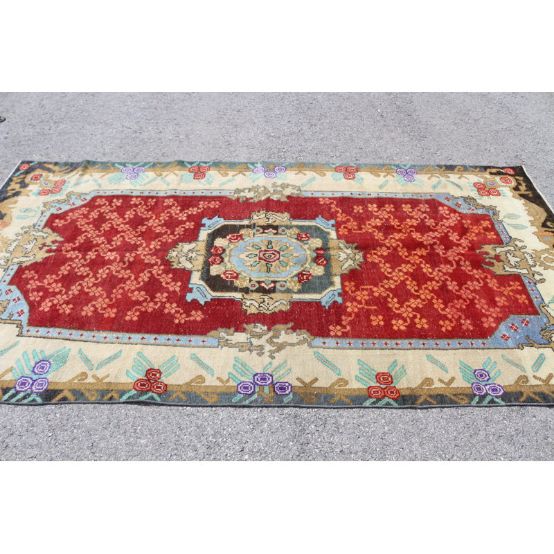 Grand tapis turc antique rouge avec des accents bohémiens subtils, idéal pour les chambres à coucher ou les espaces surdimensionnés