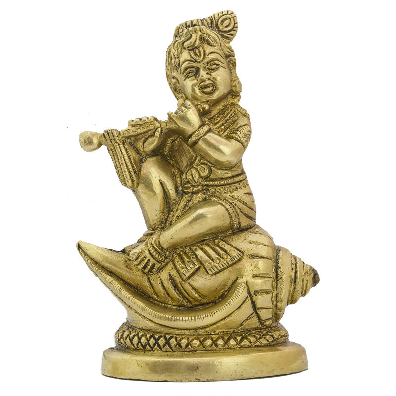 Bébé Krishna assis sur une conque jouant de la flûte