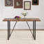 Une table de salle à manger rectangulaire rétro minimaliste avec un dessus spécialement texturé et des pieds en métal noir. Plateau de table contemporain en bois aggloméré minimaliste