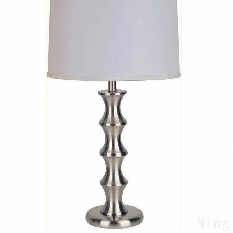 Grande lampe de table en acier 29,5 po avec finition nickel satiné et abat-jour en lin