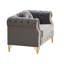 Luxueux canapé Chesterfield en velours avec des clous en cuivre, des boutons capitonnés et des pieds en métal, parfait pour une assise élégante et confortable-1769779202