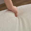Canapé incurvé confortable avec revêtement doux et coussins multiples pour le salon