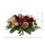 Centre de table à feuilles caduques et hortensias avec des pommes de pin, des ornements, des baies et un vase en verre